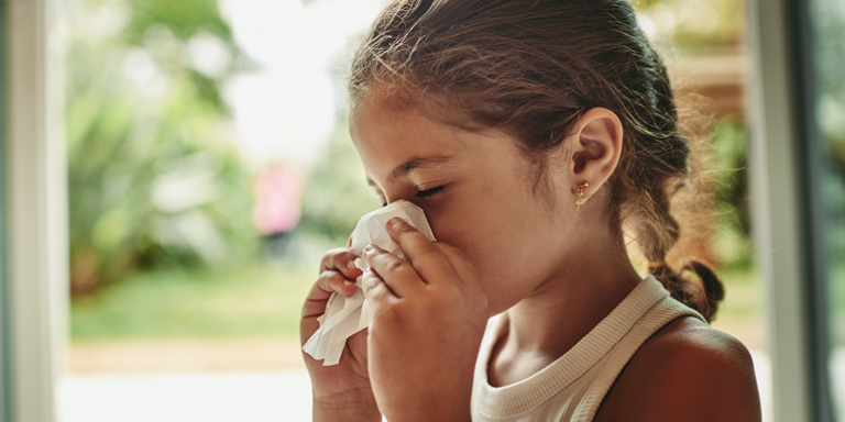 Une jeune fille réagit de manière allergique