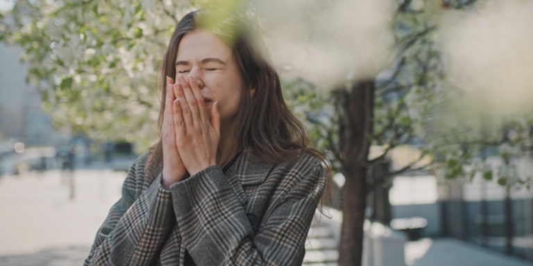 Femme allergique au pollen