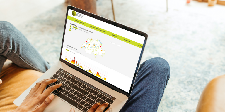 Une personne s'informe sur le site www.pollenetallergie.ch sur les concentrations actuelles de pollen.