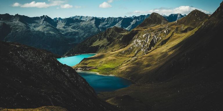 Immagine di un lago di montagna