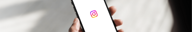 Ein Mann nutzt Instagram auf dem Smartphone.