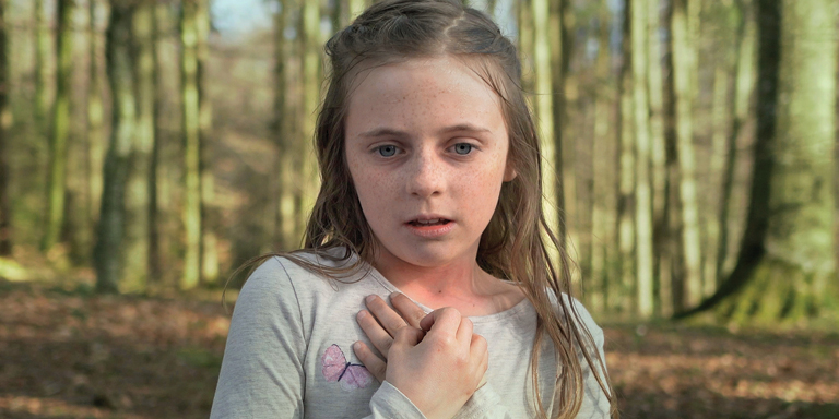 l'enfant souffre de choc allergique et d'essoufflement et se prend les mains dans la gorge