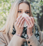 Une femme souffre d'une allergie au pollen