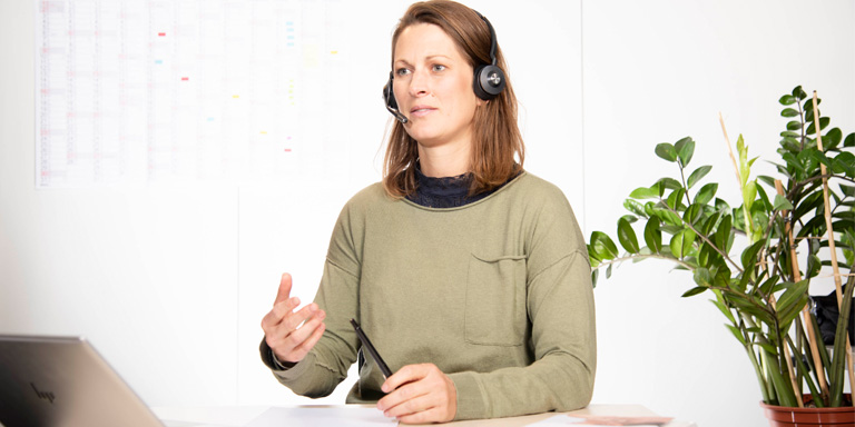 Une femme conseille au téléphone