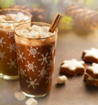 Un chocolat chaud dans l'ambiance de Noël, accompagné de biscuits