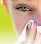 Une jeune fille souffre d'une allergie au pollen.