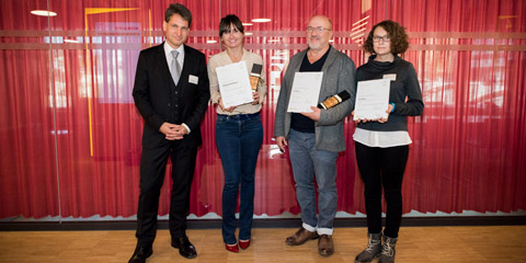 Dr. Georg Schäppi, Geschäftsleiter aha! Allergiezentrum Schweiz (links) und die Prämierten: Natalia Hickmann, Urs Beyeler und Julia Morosi. Nicht anwesend: Prof. Dr. med. Dr. sc. nat. Alexander Navarini.