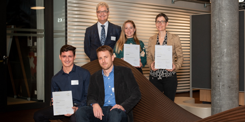 (hinten v.l.n.r.) Jury-Präsident Prof. Dr. med. Peter Schmid-Grendelmeier, Preisträgerinnen Sarina Meier und Inge Schmutz. (vorne v.l.n.r.) Preisträger Joel Chavez und Hannes Lüthi, Stv. Geschäftsleiter aha! Allergiezentrum Schweiz.