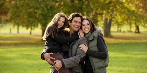 Famiglia felice nel parco