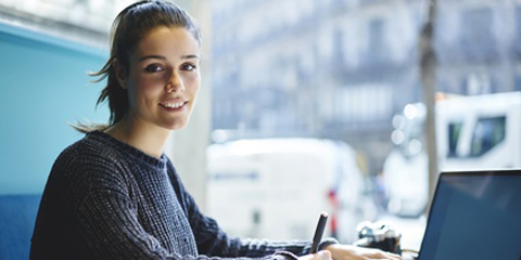 Jeune femme à l'ordinateur