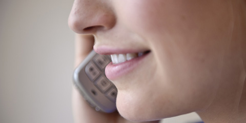 Une femme au téléphone