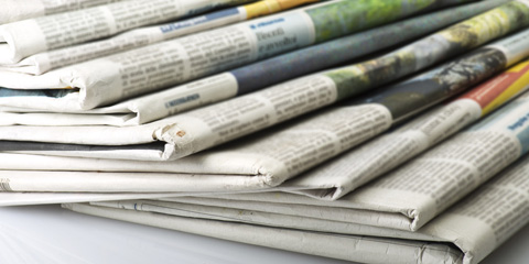 Une pile de journaux